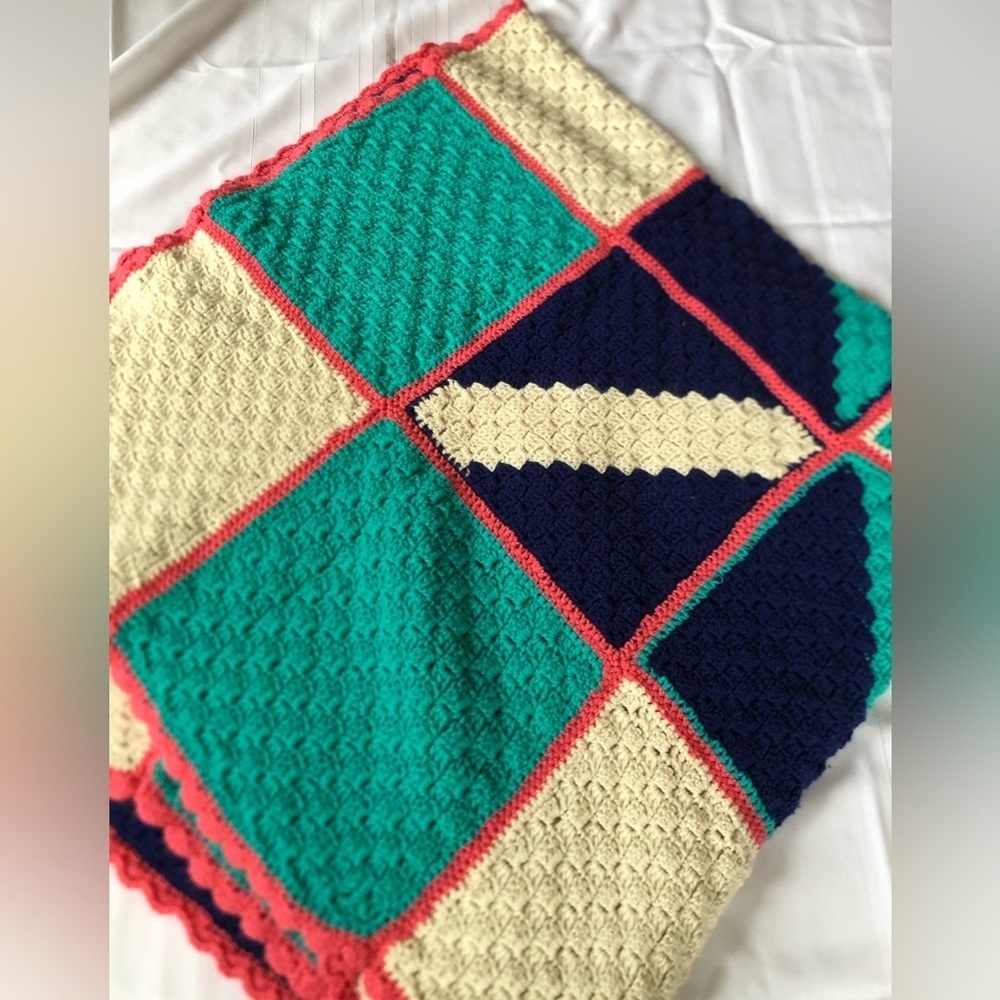 Handmade Geometric Pattern Blanket - Picture 12 of 12